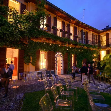 邸宅 Palazzo Albricci Peregrini *