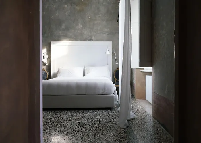 Palazzo Albricci Peregrini Residence *