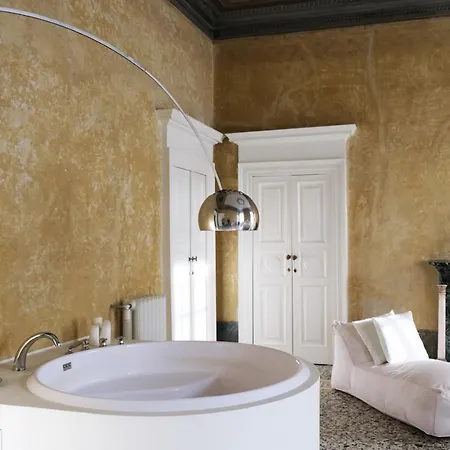 Palazzo Albricci Peregrini Residence *
