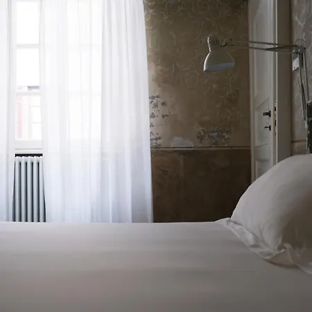 Palazzo Albricci Peregrini Residence *