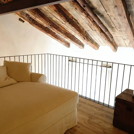 阿布里奇佩雷利尼宫旅馆 *