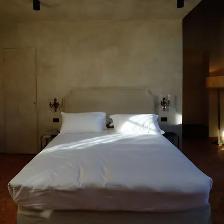 阿布里奇佩雷利尼宫旅馆 *